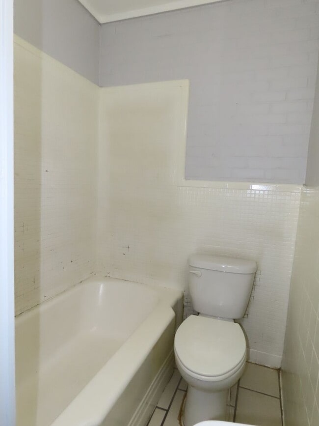 Building Photo - Cozy Two Bedroom One Bathroom  Apartment!