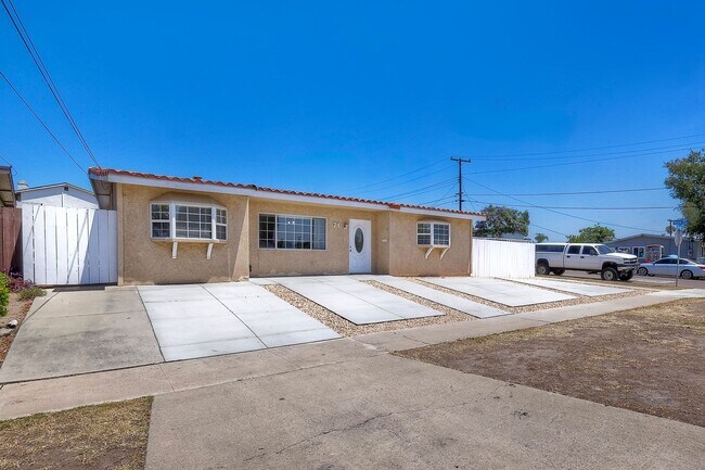 Building Photo - Three bedroom two bath home- fenced yard! - Castle Park