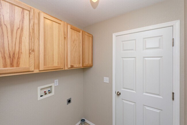 Building Photo - 4 Bedroom Home