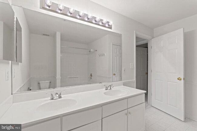 Building Photo - 1925 Crescent Park Dr