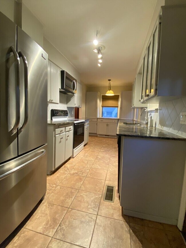 Building Photo - 2 Bedroom 2 Bathroom plus Bonus Room with ALL Appliances Included