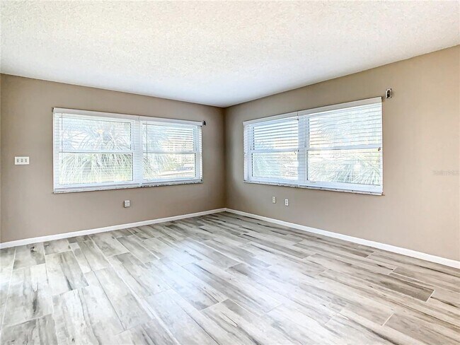 Building Photo - 4575 Cove Cir