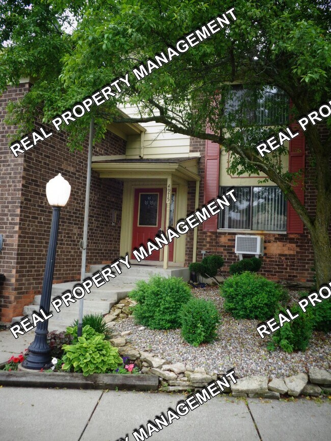 Building Photo - Clean 2 Bedroom 1 Bath Unit