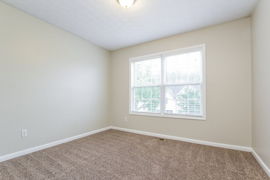 Building Photo - 335 Shadowbrooke Cir SW