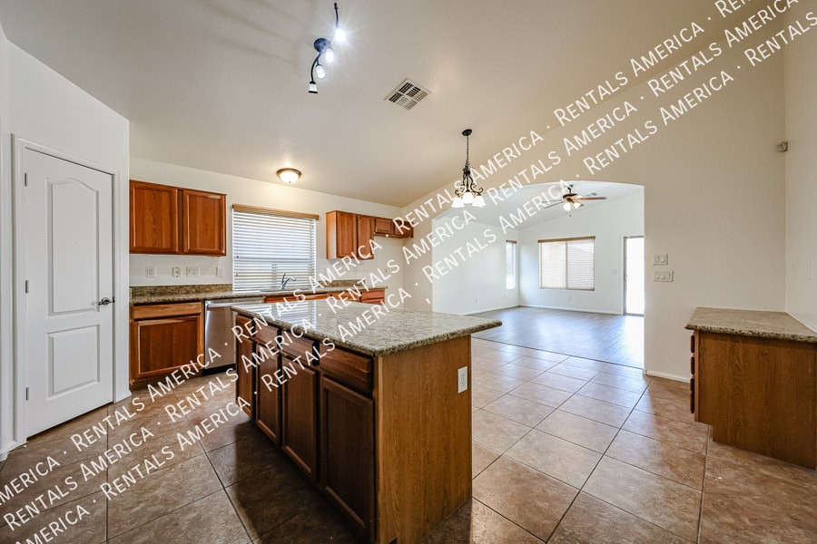 Building Photo - 41103 W Thornberry Ln