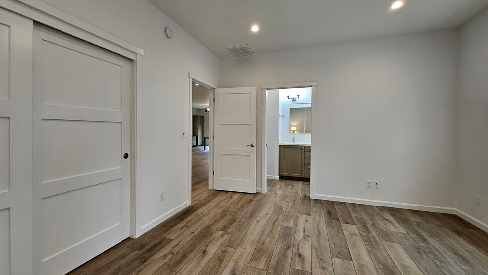 Primary bedroom - 882 B St