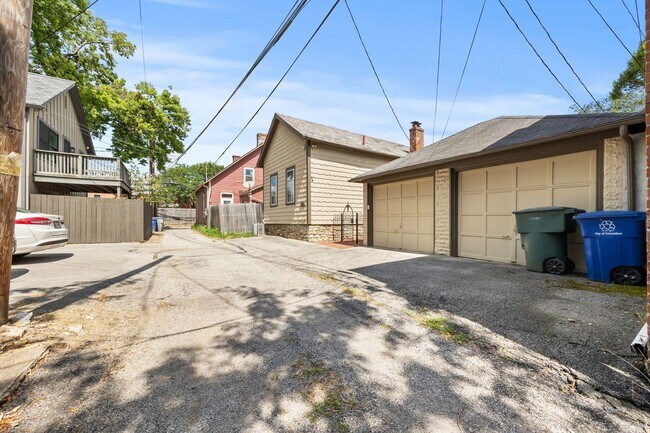 Building Photo - Beautiful German Village Home with Parking and Outdoor Space