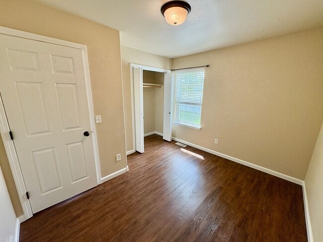 Building Photo - Beautiful 3 bedroom 2 bathroom home locate...