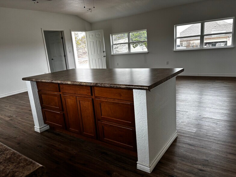 Building Photo - 240 Country Club Rd