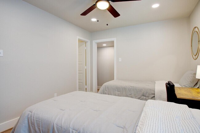 Building Photo - 5709 Walraven Cir