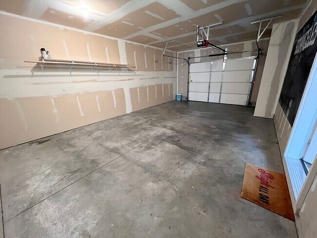 Building Photo - Three Bedroom in Four Corners, Water Included