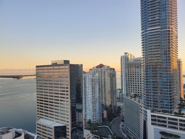 Building Photo - 950 Brickell Bay Dr