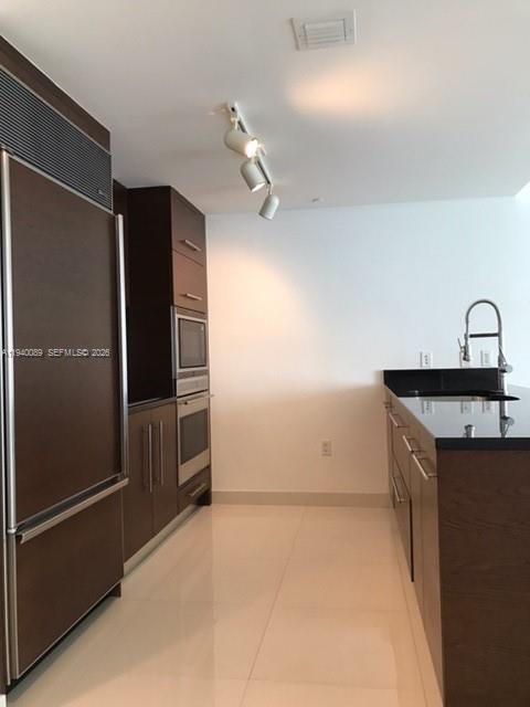 Building Photo - 475 Brickell Ave