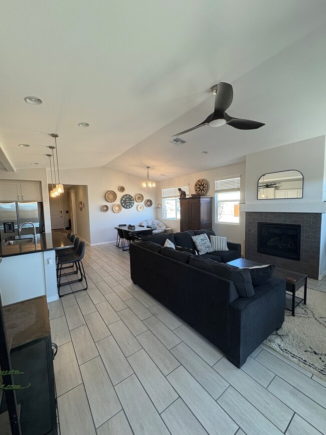 Building Photo - 6255 Goldfinch Dr