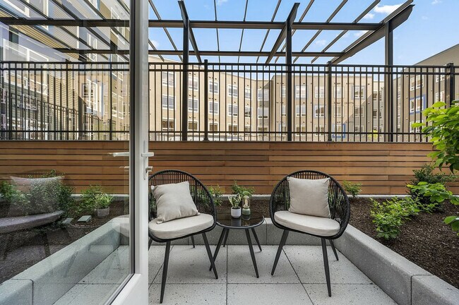 Building Photo - 484 2nd St