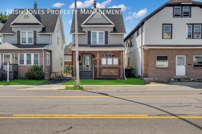 Primary Photo - 2829 South Park Ave