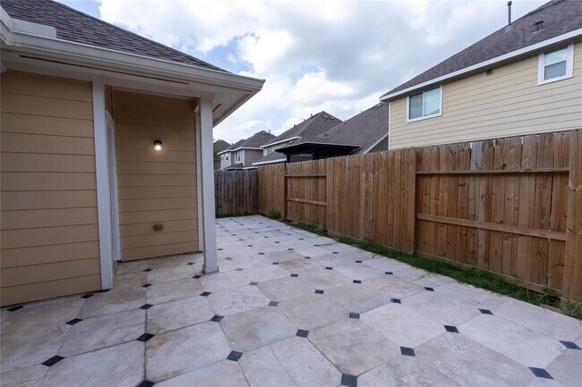 Building Photo - 6442 Wilshire Lakes
