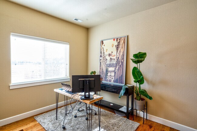 Building Photo - 1085 Diamond Rim Dr