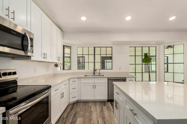 Building Photo - 687 E Park Ave