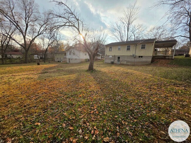 Building Photo - 3 Bedroom / 1 Bath House - SIZABLE YARD & W/D INCLUDED