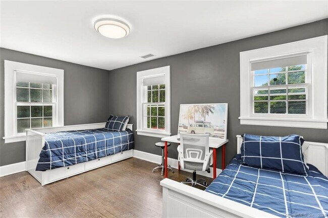 Building Photo - 61 Hillandale Rd