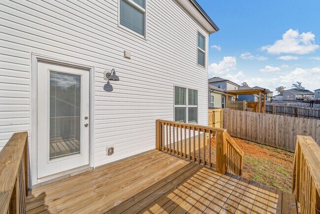 Building Photo - Pet Friendly Three Bedroom!