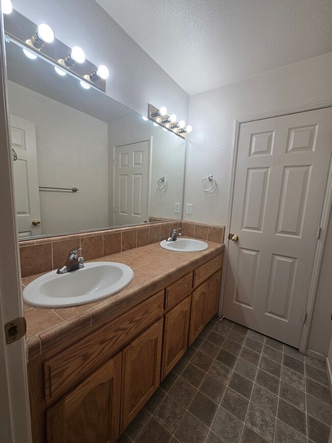 Building Photo - Spacious 2 Story 4 BR 2.5 BA Available Now