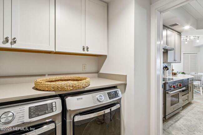 Building Photo - 426 Beachside Pl