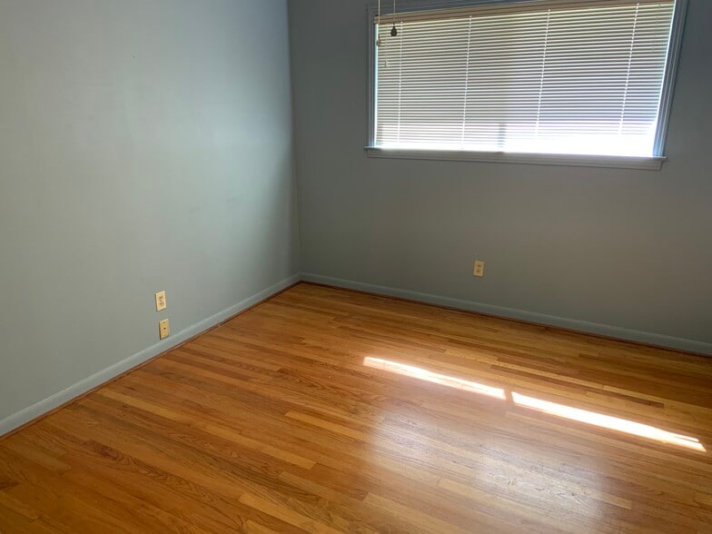 Building Photo - 56 Meadowlane Dr