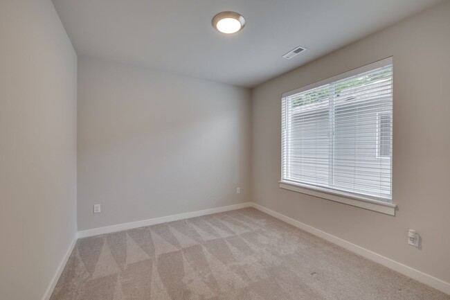Building Photo - 5 Bed PLUS Bonus Space with hot tub in Mar...
