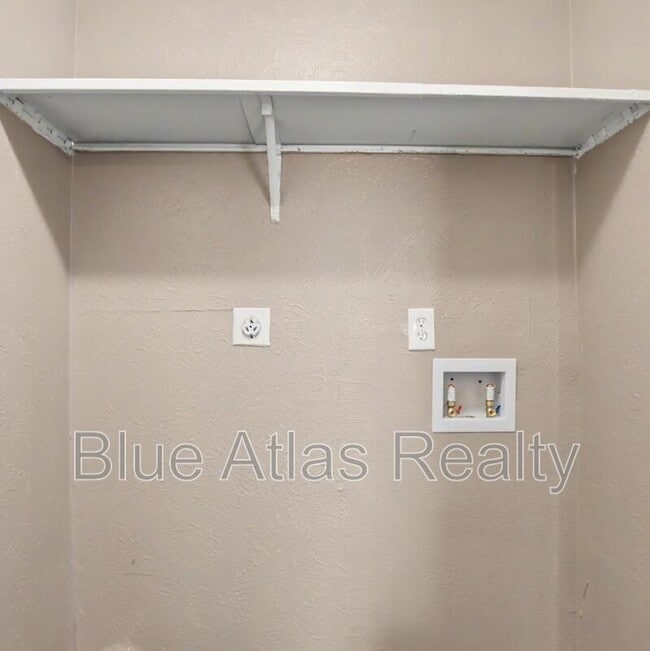 Building Photo - 805 Cherry Hills Dr