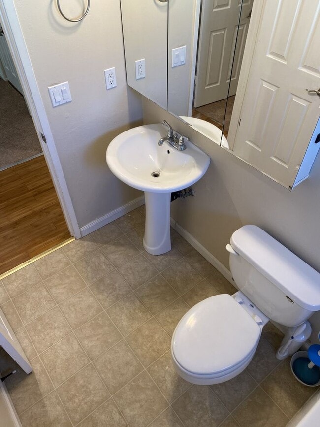 Building Photo - Beautiful 3 Bedroom 2 Bath w/ Large Fenced in Backyard