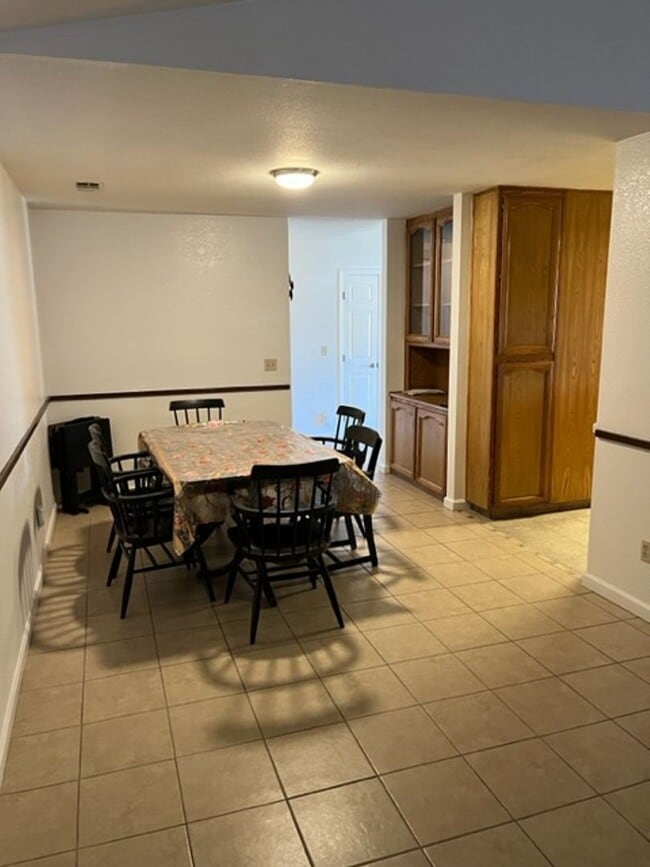 Building Photo - Nice 5 bedroom home with a large garage.