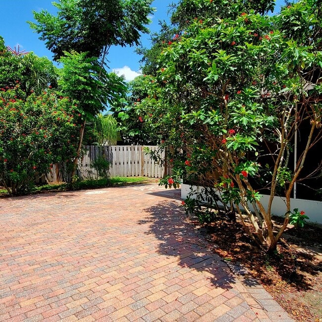 Building Photo - Location, convenience, comfort. This 4 bedroom plus den, 2 bath has it all!