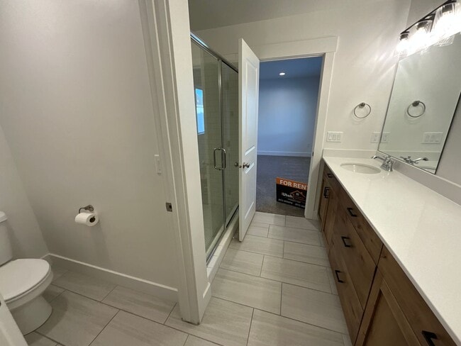 Building Photo - 3 bedroom 2.5 Bath Townhouse