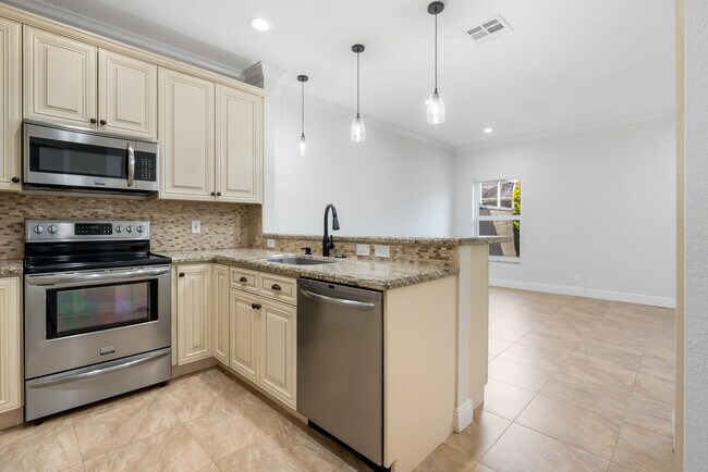 Building Photo - 5611 NW 118th Dr