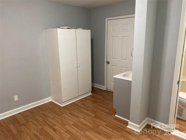 Building Photo - 3805 Miriam Dr