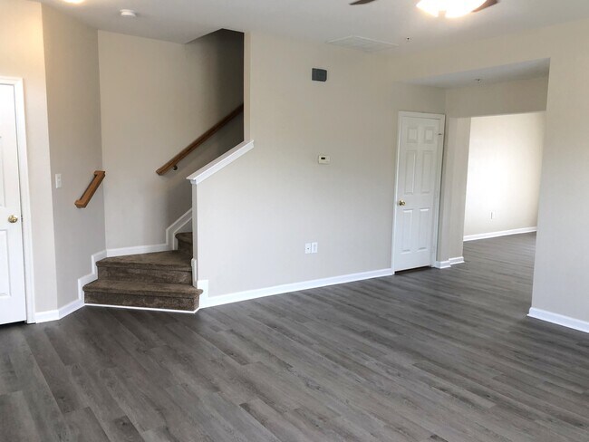 Building Photo - 1001 Meadow View Dr