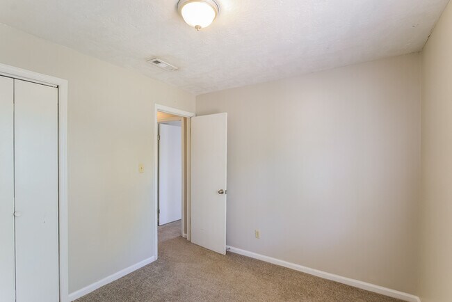 Building Photo - Inviting 3-Bedroom Home