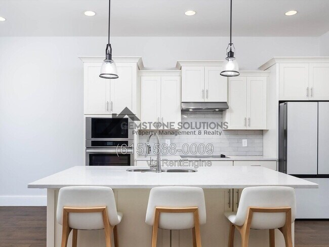 Building Photo - 631 Silva Ln
