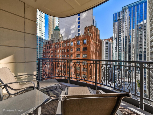 Building Photo - 10 E Delaware Pl