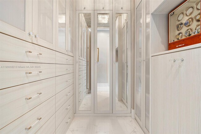 Building Photo - 900 Brickell Key Blvd