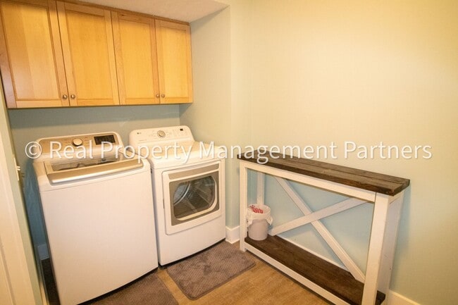 Building Photo - Fully Furnished 3BR/2BA Condo – Near River...