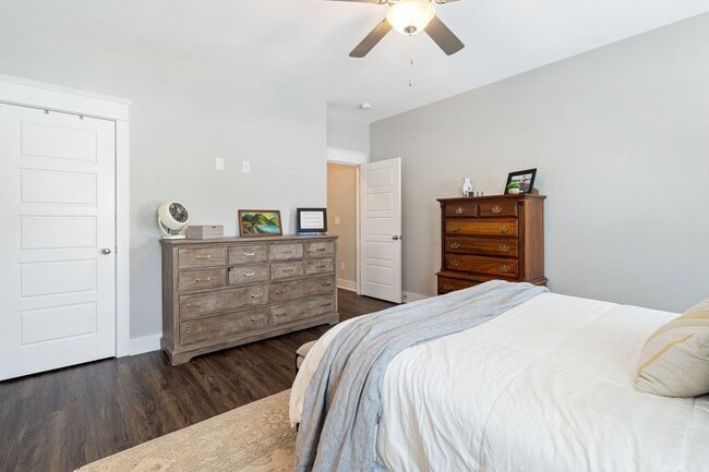 Building Photo - Gorgeous, luxury townhome in convenient West Nashville