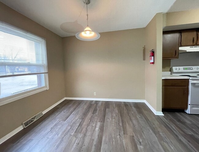 Building Photo - Spacious Ground Floor 2 Bed with Screened Porch!