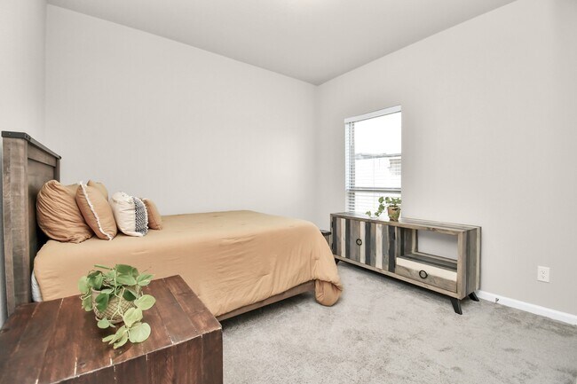 Building Photo - 5043 Morrison Dr