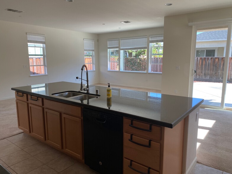 Building Photo - 830 San Bernardo Ln