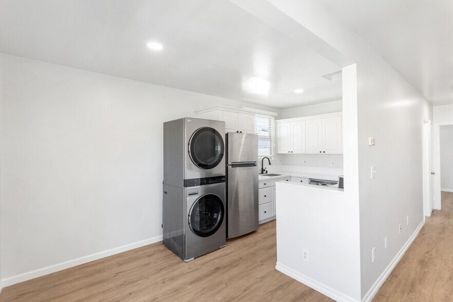 Building Photo - 630 E San Antonio Dr