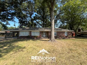 Building Photo - SPRAWLING MEMPHIS GEM! 3BR/2BA w/ Brick Fireplace | Fenced Yard & 1,870 SQ FT!