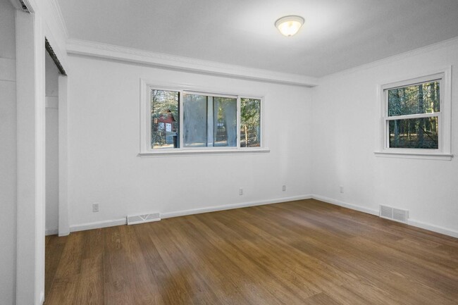 Building Photo - 533 White Rd